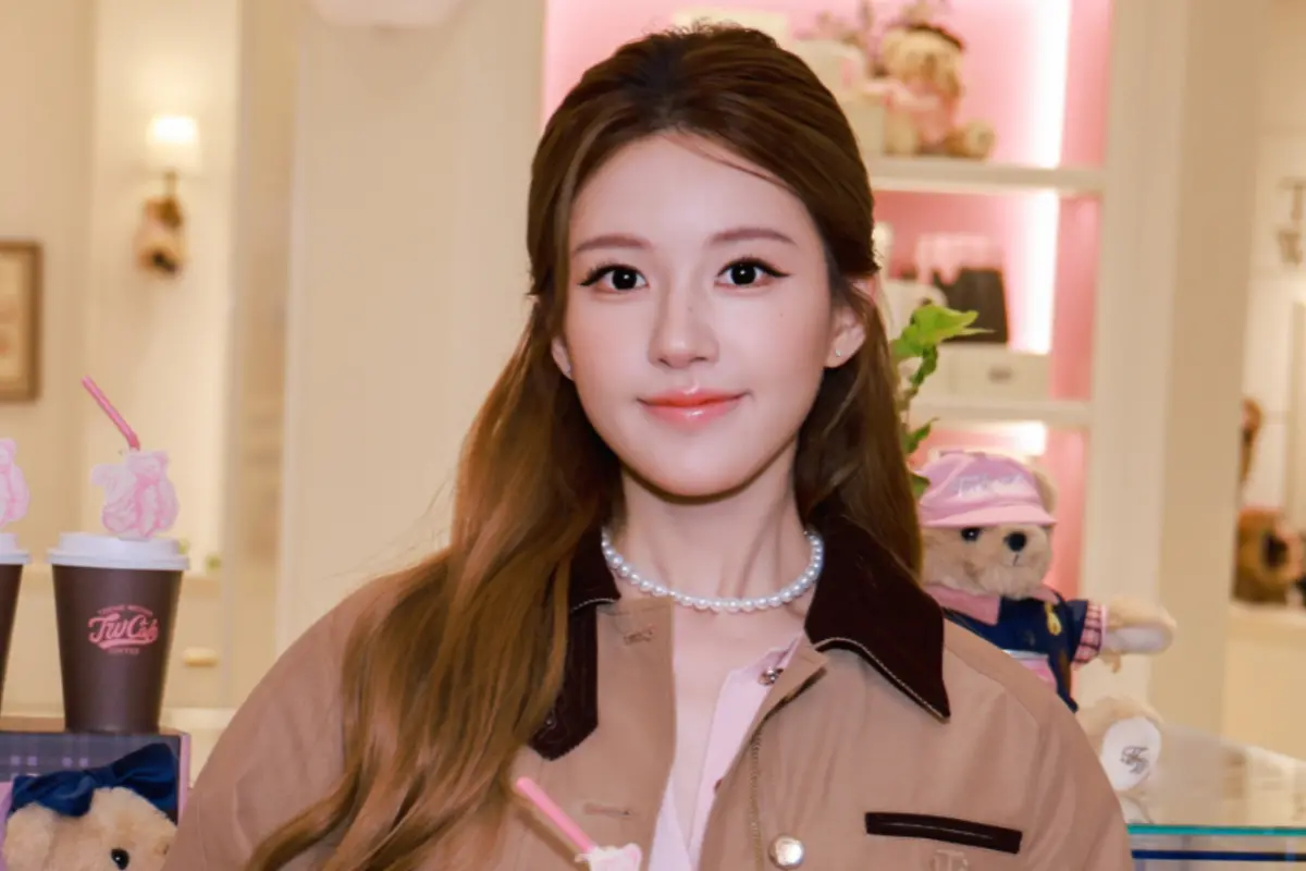 ▲趙露思開撕經紀公司銀河酷娛後，20日首度復工出席服飾品牌活動，當天搶看趙露思的人潮擠滿百貨公司6層樓，導致活動提早喊卡。（圖／微博＠TeenieWeenie中國）