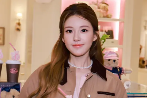 趙露思復工了！開撕銀河酷娛首露面　粉絲塞爆6層樓活動提早喊卡
