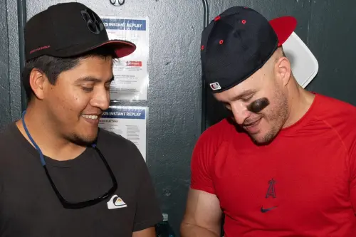 ▲球迷在交還紀念球的同時，獲得楚特親筆簽名的球棒，但他還加了一個小請求：「能不能和你一起玩傳接球？」（圖／取自Los Angeles Angels X）