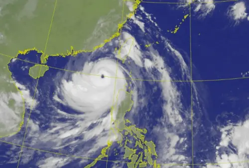 樺加沙颱風動態整理！路徑、風雨、海警解除時間、停班課機率一覽
