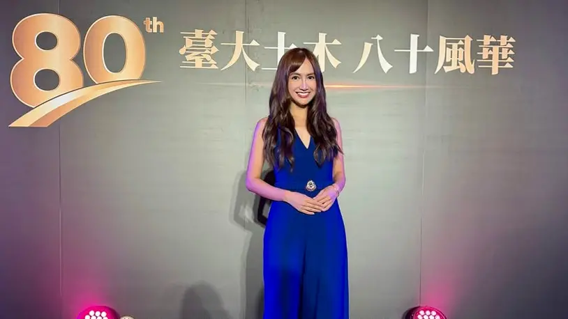 ▲「台大五姬」翁滋蔓久違回到母校，主持台大土木系80週年校友晚宴，面對1300位校友展現專業主持力，還驚喜重逢16年老友，她笑稱被學弟妹叫「學姐」太有趣，期待百週年再相聚。（圖／翻攝自翁滋蔓IG@smiretzymann）