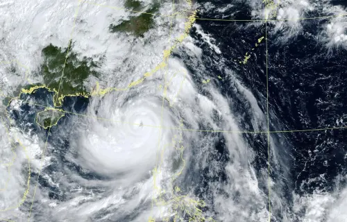 樺加沙颱風「驚現雙眼牆」恐又增強！外圍環流甩水　雨停時間點曝
