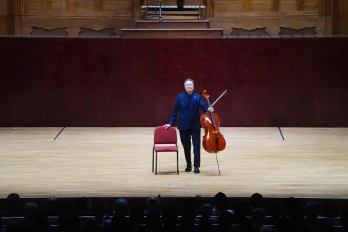 ▲大提琴家馬友友（如圖）相隔3年再度來台，於國家音樂廳演出整場無伴奏曲目，贏得滿堂彩。（圖／牛耳藝術提供）