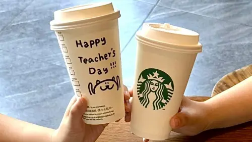 ▲星巴克「買一送一」指定品項好友分享日，foodpanda輸入優惠碼「週二星享日」再折70元；中秋禮盒優惠9折預購倒數。85度C教師節連假多多分享日優惠「第2杯10元」，對中姓名有「多」字第二杯免費喝。（圖／翻攝自星巴克FB）