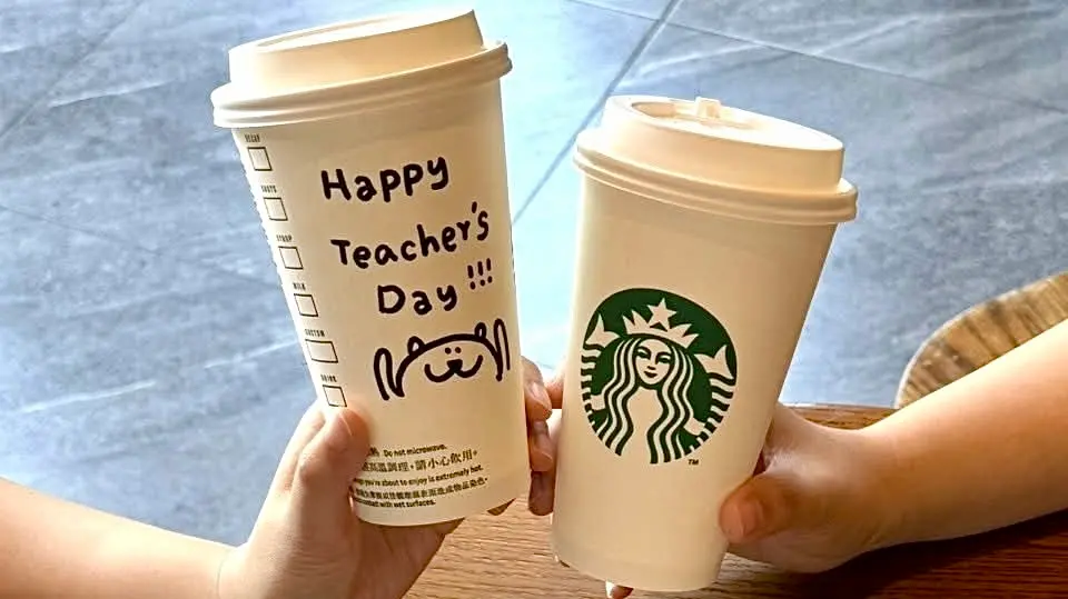 ▲星巴克「買一送一」指定品項好友分享日，foodpanda輸入優惠碼「週二星享日」再折70元；中秋禮盒優惠9折預購倒數。85度C教師節連假多多分享日優惠「第2杯10元」，對中姓名有「多」字第二杯免費喝。（圖／翻攝自星巴克FB）