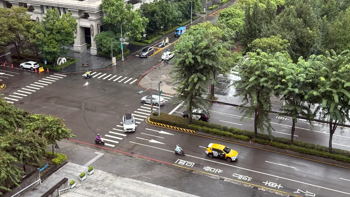 ▲台中市昨天無風雨，今早氣象署解除樺加沙颱風陸上警報，反而開始下雨，機車騎士穿著雨衣趕上班。（圖／記者顏幸如攝，2025.09.23）
