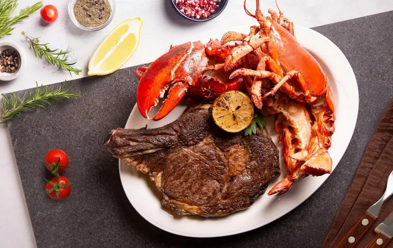 ▲台北萬豪酒店INGE’S Bar & Grill高空景觀餐廳，即日起至10月12日推出優惠，凡點購任一款牛排主餐，即贈價值2,680元+10%的波士頓活龍蝦一隻。（圖／台北萬豪提供）