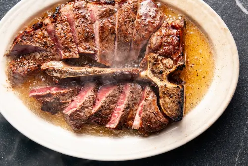 ▲「美國頂級PRIME丁骨牛排30盎司」，調理工序繁複，造就迷人風味。（圖／台北萬豪提供）