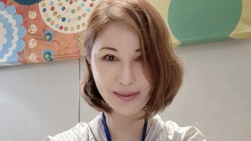 ▲知名主持人利菁（如圖）因為胃食道逆流而灼傷聲帶跟食道，日前住院進行賁門縮小術得以好轉，她po出入院照喊：「就當渡一次假！」不少粉絲含淚心疼，紛紛留言為她打氣。（圖／翻攝自利菁臉書）