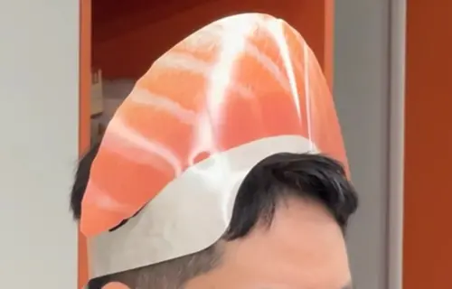 ▲爭鮮鮭魚頭套、壽司頭套（圖／爭鮮臉書）