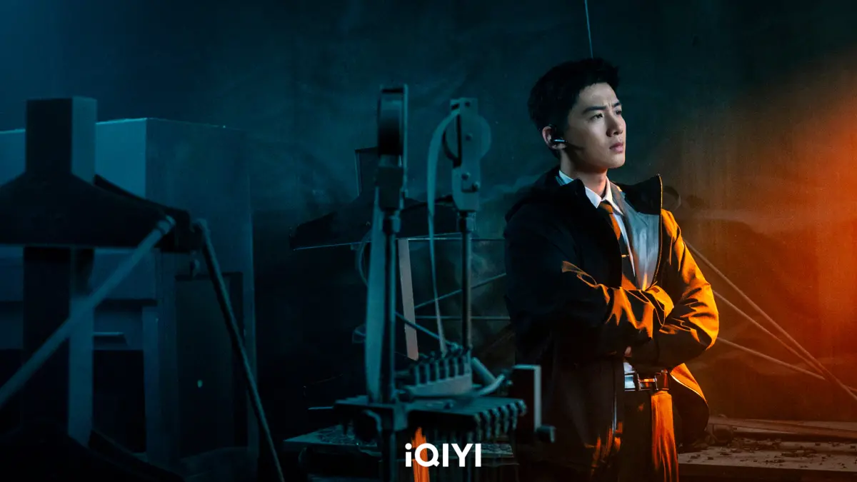 ▲白敬亭在《不眠日》中化身西裝暴徒，和《難哄》時期相比，身材壯碩許多，還被封為行走的賀爾蒙。（圖／iQIYI愛奇藝國際版）