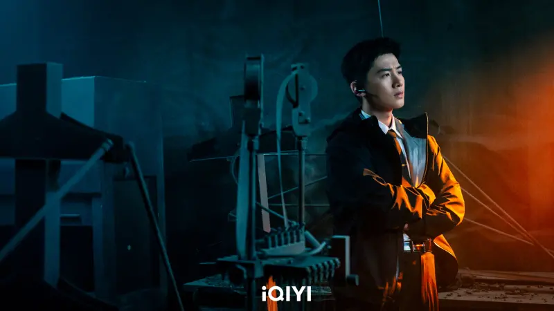 ▲白敬亭在《不眠日》中化身西裝暴徒，和《難哄》時期相比，身材壯碩許多，還被封為行走的賀爾蒙。（圖／iQIYI愛奇藝國際版）