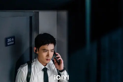 ▲白敬亭當特警穿西裝模樣帥炸。（圖／iQIYI愛奇藝國際版）