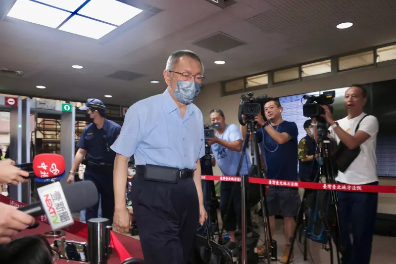 ▲前民眾黨主席柯文哲今（23）日戴口罩出庭，一路咳嗽。（圖／NOWNEWS記者朱永強攝影）