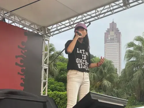 ▲楊舒雅（如圖）歌曲今年入圍金音獎最佳嘻哈歌曲獎，因歌詞出現「還要X破你那玻璃睪丸讓你兄弟都扶你」惹爭議。（圖／記者陳威叡攝影）