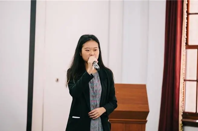 ▲饒舌歌手楊舒雅（如圖）今年入圍金音獎，因歌詞「還要X破你那玻璃睪丸」引發軒然大波。前中廣董事長趙少康直言這首低俗至極的歌獲官方獎項肯定，是對嘻哈文化與金音獎本身的羞辱。（圖／民進黨提供）