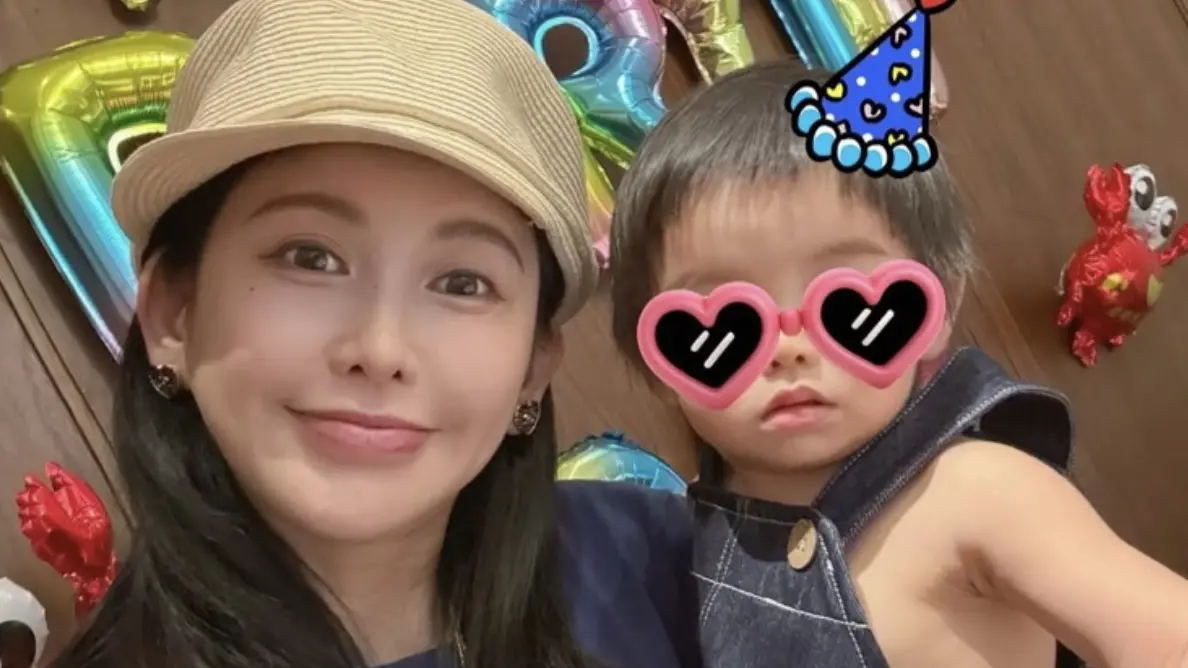 ▲愷樂（左）昨（22）日迎來42歲生日，見她同框兒子、容貌及狀態亮麗，自嘲臉部變圓了一些，她也寫下心境：「健康平安喜樂 #感恩」，短短1句話流露溫暖感受，引來大批粉絲祝福。（圖／翻攝自愷樂IG）