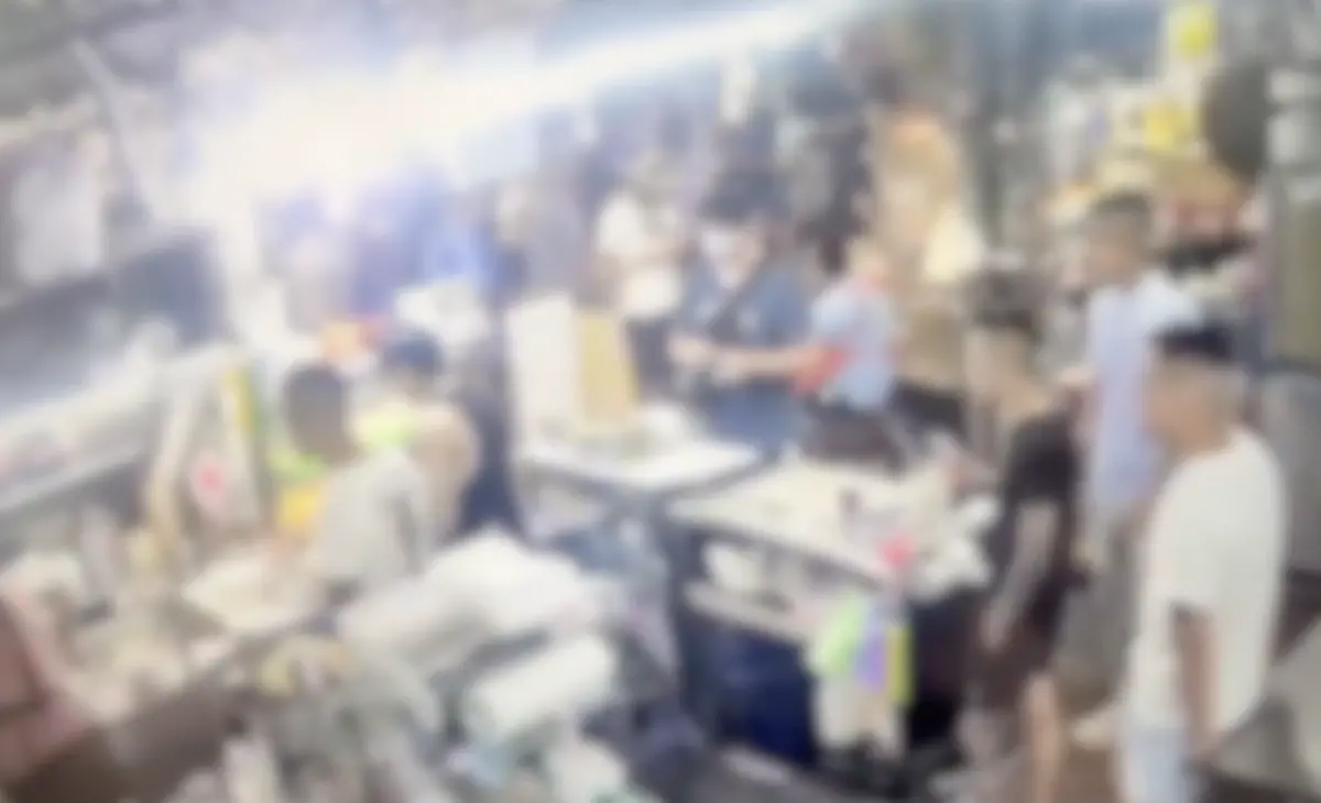 ▲景美夜市一家海產店9月6日遭4名身上有刺青、留著「阿志頭」的年輕男子上門恐嚇索要租金。（圖／翻攝畫面）