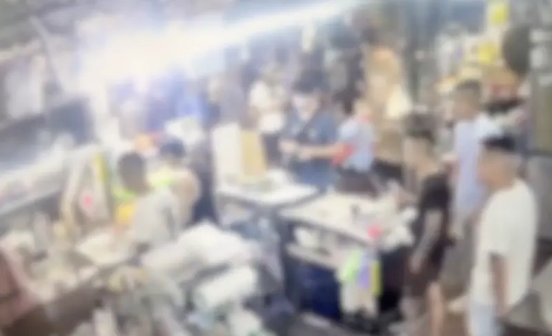 ▲景美夜市一家海產店9月6日遭4名身上有刺青、留著「阿志頭」的年輕男子上門恐嚇索要租金。（圖／翻攝畫面）