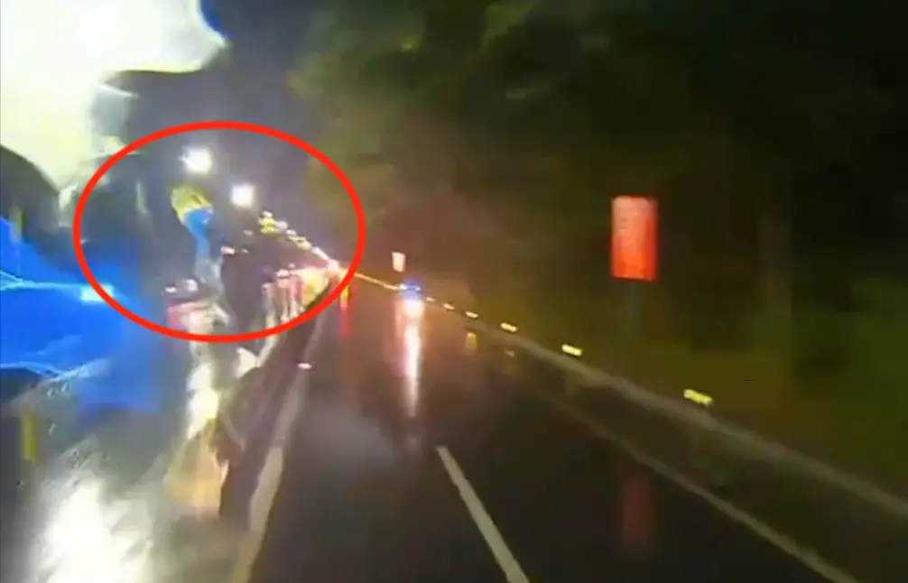 ▲台北市北投區一對母子昨（22日）晚間騎機車因颱風路滑自撞分隔島。（圖／翻攝畫面）