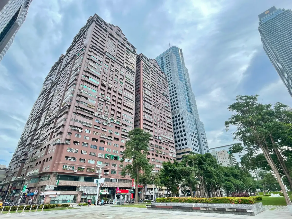 ▲根據內政部實價登錄資料，高雄近一年交易最熱門的中古社區，由「新光諾貝爾大廈」拿下。（圖／台灣房屋提供）