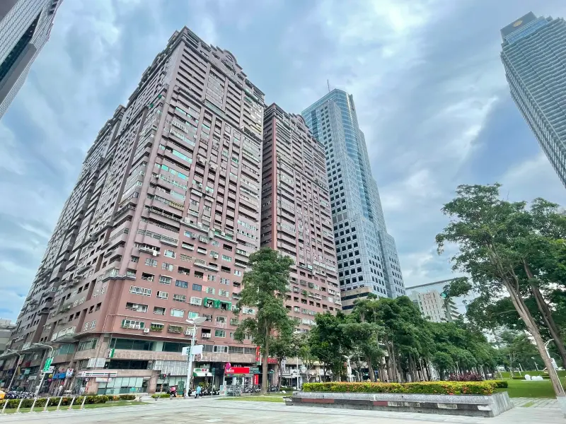 ▲根據內政部實價登錄資料，高雄近一年交易最熱門的中古社區，由「新光諾貝爾大廈」拿下。（圖／台灣房屋提供）