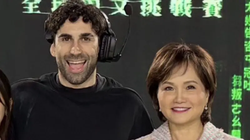 ▲法籍YouTuber「酷」（左）推出網路實境《中文怪物》，找來資深主播、主持人沈春華（右）擔任決賽大魔王，她發文分享錄製秘辛，直呼「做夢也沒想到！」（圖／翻攝自沈春華臉書）