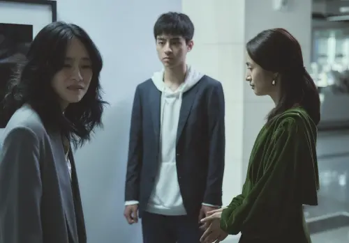 ▲吳可熙（左起）、劉敬、林依晨在《失明》中的三角關係頗為震撼，彼此在義賣會上碰頭的場面，讓觀眾看得倒抽一口氣。（圖／周子娛樂提供）