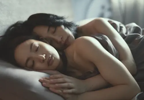 ▲林依晨（前）、吳可熙（後）在《失明》中有好幾場親密的片段。（圖／周子娛樂提供）