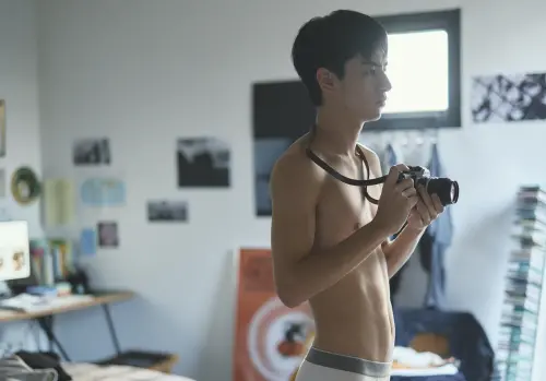 ▲劉敬在《失明》只穿內褲入鏡，自己事後想想很害羞，媽媽看了卻覺得沒什麼。（圖／周子娛樂提供）