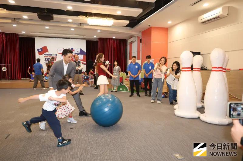    ▲台北市長蔣萬安出席國慶升旗慶祝活動記者會，與兒童同樂。（圖／記者陳明安攝，2025,09.23）  