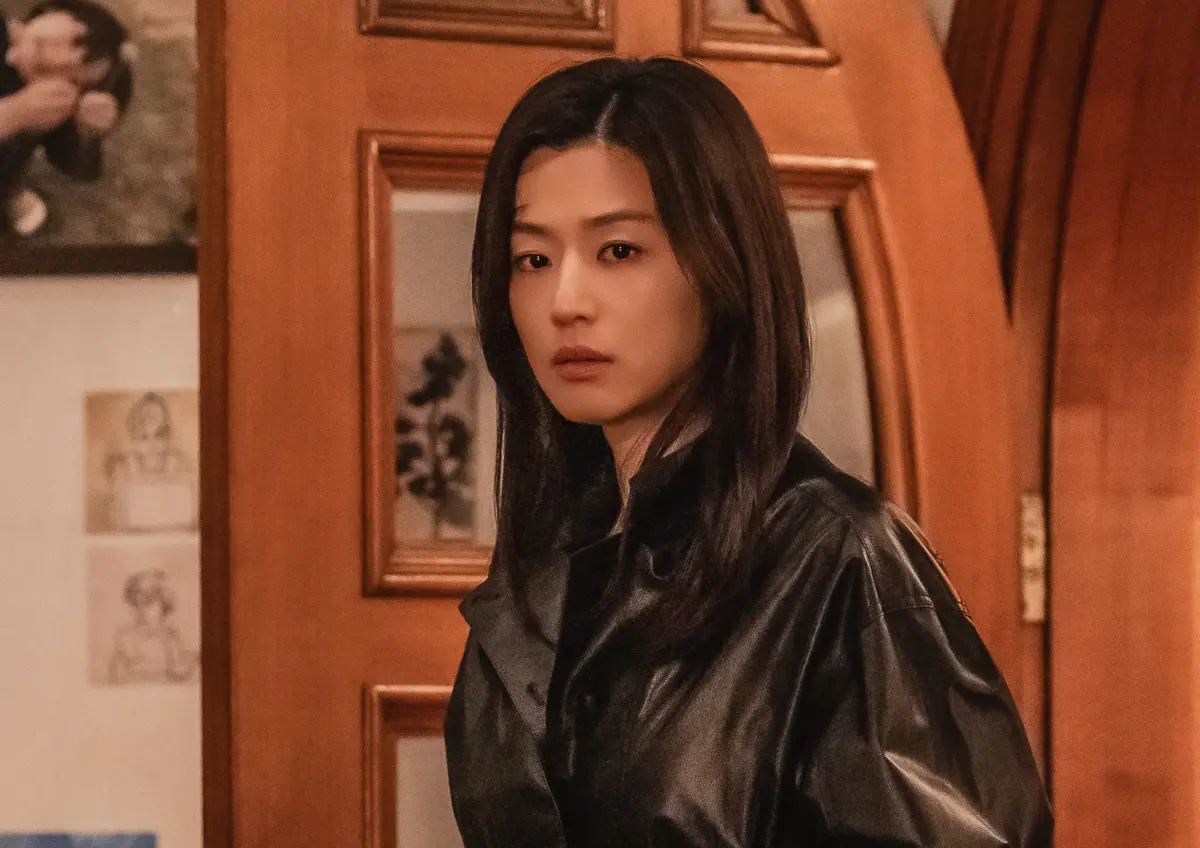 ▲全智賢在《暴風圈》因一句台詞「為什麼中國會偏好戰爭？」引發中國不滿，傳出代言被下架，她23日首度回應否認遭封殺。（圖／Disney+）