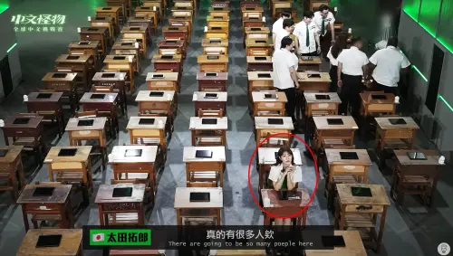 ▲阿部瑪利亞從進場後，整集時間幾乎都坐在椅子上，不同於其他外國人還會站起來聚會閒聊。（圖／YouTube 酷的夢）