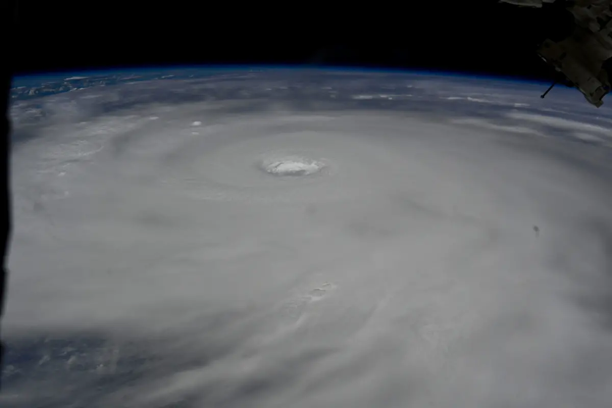 ▲日本太空人油井龜美也分享從國際太空站俯瞰樺加沙颱風的壯觀場面。（圖／翻攝自@Astro_KimiyaX）
