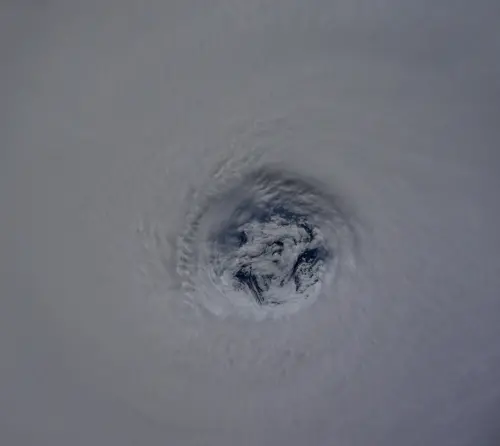 ▲日本太空人油井龜美也分享從國際太空站俯瞰樺加沙颱風，颱風眼全貌景象壯闊。（圖／翻攝自@Astro_KimiyaX）