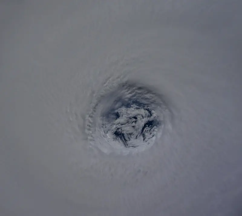    ▲日本太空人油井龜美也分享從國際太空站俯瞰樺加沙颱風，颱風眼全貌景象壯闊。（圖／翻攝自@Astro_KimiyaX）  