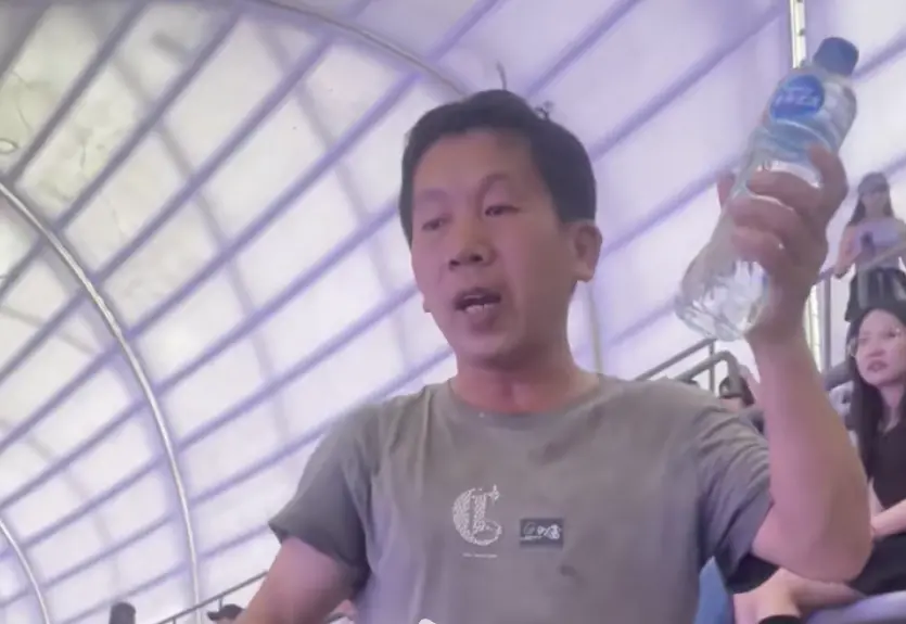 ▲周杰倫近期在中國濟南舉辦演唱會，場上出現一名賣水哥（如圖），前一晚就潛伏進場館，不聽歌，只為賣水。（圖／翻攝自抖音）