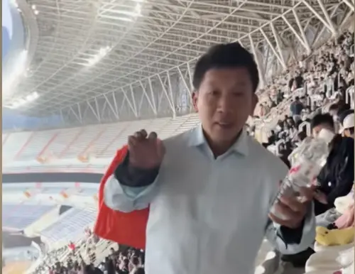 ▲中國奇人異事賣水哥（如圖），經常出現在各大音樂節、演唱會賣水。（圖／翻攝自抖音）