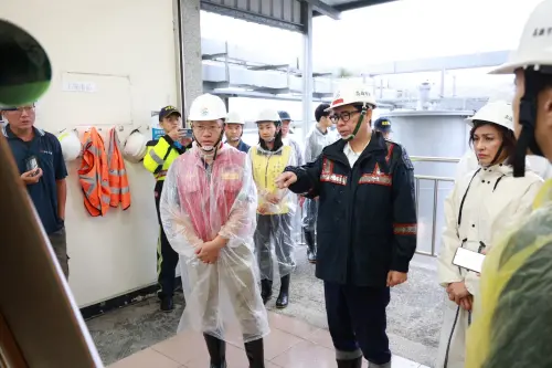 ▲ 陳其邁前往旗山5號排水抽水站，視察抽水設施運作情形，該站設置4台抽水機組，總抽水量可達到12立方公尺，有效改善周邊低漥地區積淹水情形。（圖／高市府提供）