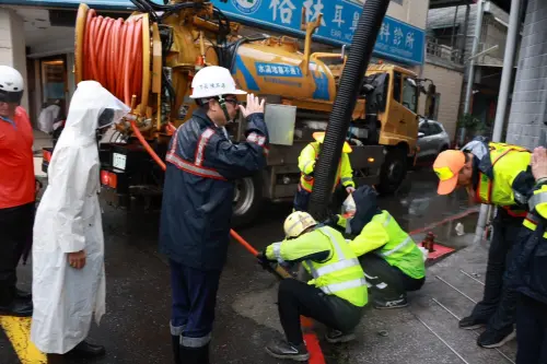 ▲ 陳其邁至旗山區關心側溝清疏情形，並親送飲料慰勉感謝清潔隊員協助側溝清疏與環境整潔，並提醒他們注意自身安全。（圖／高市府提供）
