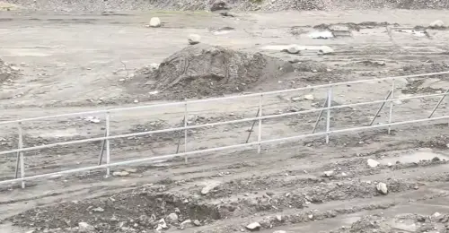 美濃大峽谷出現「遮羞鐵皮長城」　藍委酸：現在才擔心民眾誤闖？
