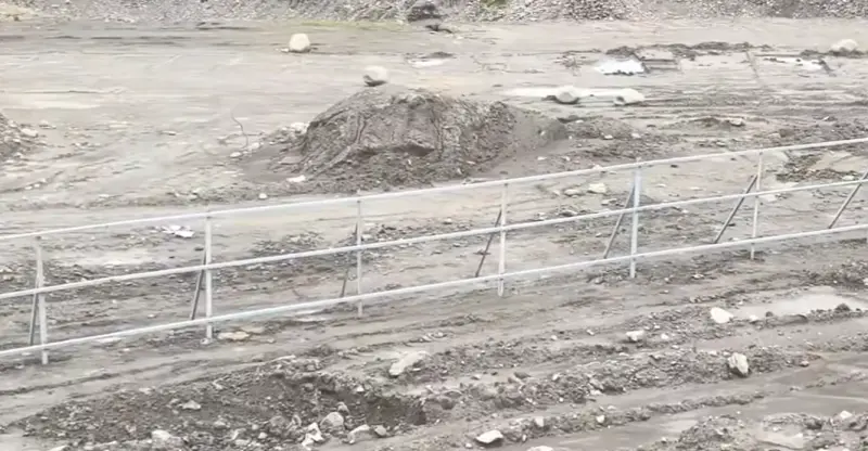 ▲美濃大峽谷出現圍籬，高雄市政府解釋，是擔心民眾誤闖。（圖／翻攝陳菁徽臉書）