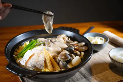 ▲綠舞國際觀光飯店推出「秋日放空計劃」一泊二食住房專案，吃得到牡蠣土手鍋等菜色。（圖／綠舞國際觀光飯店提供）