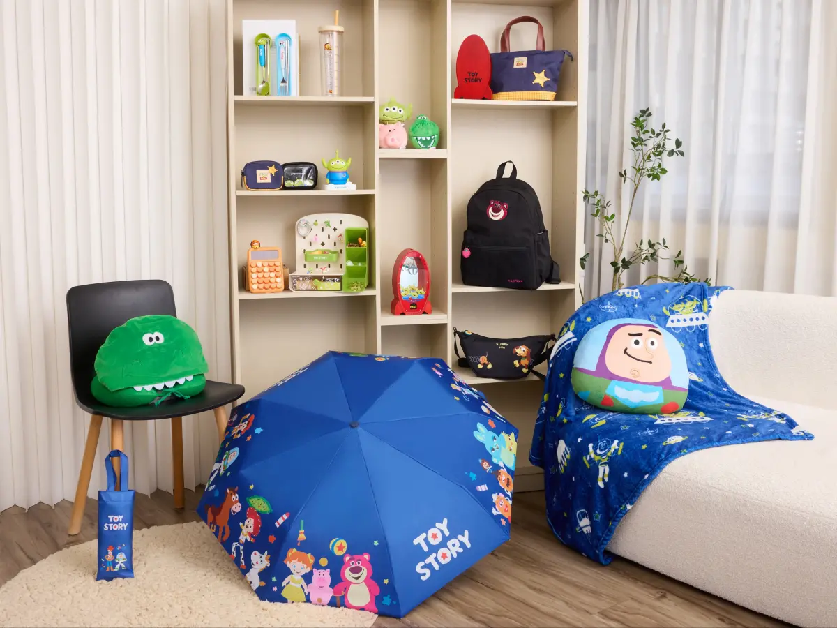 ▲康是美玩具總動員周邊加價購，《動員計畫3.0》兩波周邊商品一次看，滿額再送可愛三眼怪造型絨毛鯊魚夾。（圖／康是美提供）