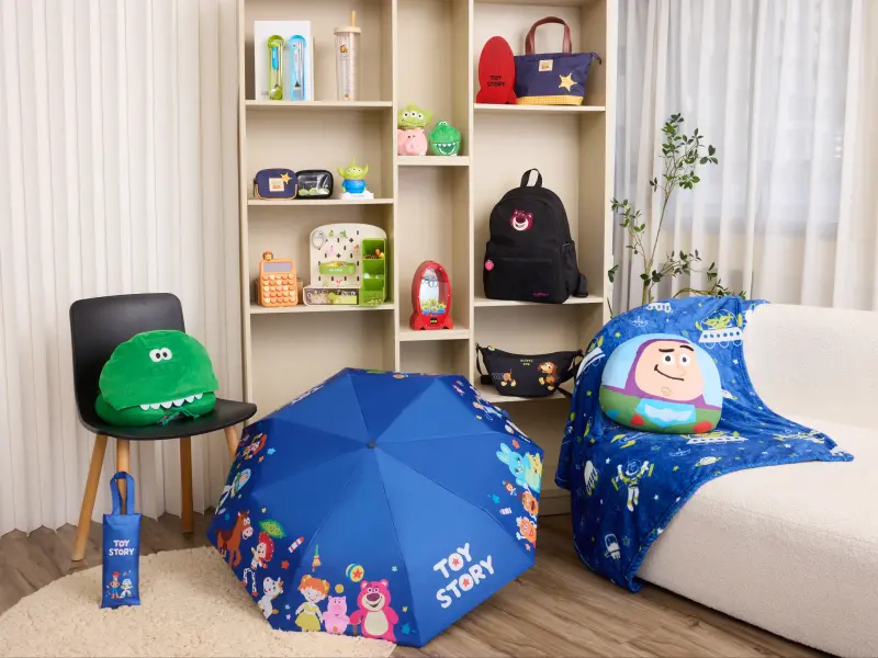 ▲康是美玩具總動員周邊加價購，《動員計畫3.0》兩波周邊商品一次看，滿額再送可愛三眼怪造型絨毛鯊魚夾。（圖／康是美提供）