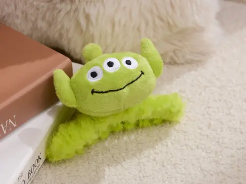 ▲三眼怪款 絨毛鯊魚夾，金卡會員消費滿1500元可獲得。（圖／康是美提供）