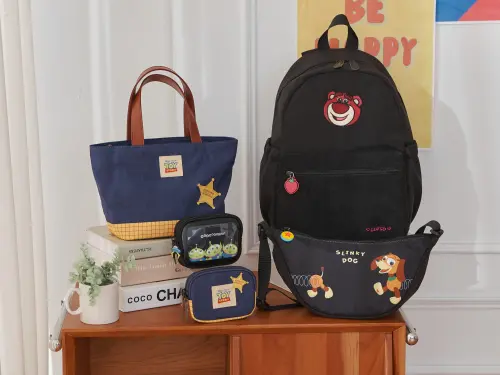 ▲「熊抱哥款 後背包」、「彈簧狗款 側背包」、「胡迪款 手提包」、「雙層零錢包」。（圖／康是美提供）
