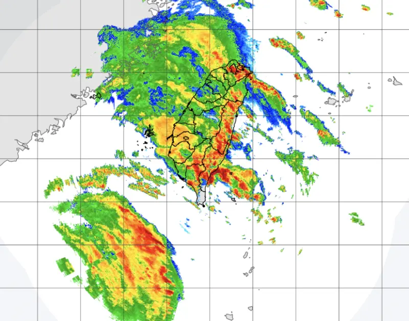 ▲樺加沙颱風持續以強颱之姿替台灣帶來風雨，一片片雲系掃過台灣上空。（圖／中央氣象署cwa.gov.tw）