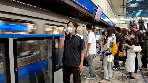 強化車門安全及行車順暢　板南線早尖峰時段試辦增派「守門員」
