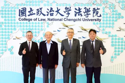 ▲政大法學院新館信義學堂、玉宏寶輝基礎法學中心啟用，傑出校友、信義企業集團創辦人周俊吉（右二）與校長李蔡彥（左一）參與揭牌，中研院士王澤鑑（左二）與文化校長王子奇（右一）到場見證。（圖／信義房屋）